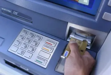 سابقة قضائية.. محكمة البيضاء تعوض مواطنا بـ5000 درهم بعدما ابتلع الشباك البنكي بطاقته